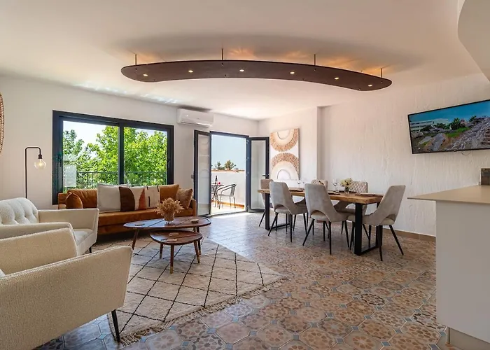 New Renovated Central Apartment With Modern Touch